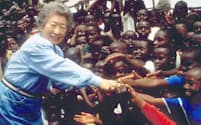 コンゴ民主共和国（旧ザイール）のブカブを訪問し、子供たちと握手する緒方貞子国連難民高等弁務官（1995年2月）=共同