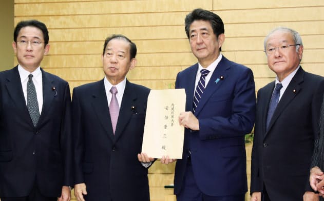 台風19号の被害対応で、安倍首相に自民党の提言書を手渡す二階幹事長（左から2人目）ら党幹部（29日、首相官邸）
