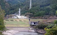 揚水運転で余剰電力を吸収する四国電力の本川発電所（25日、高知県いの町）