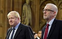 英国を孤立に導くジョンソン英首相(左)か、主要産業の国有化を提唱する労働党のコービン党首(右)か。英国の有権者は「究極の選択」を迫られる