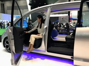 アイシングループは人の動きに合わせて自動で動作するドアやシートを開発している