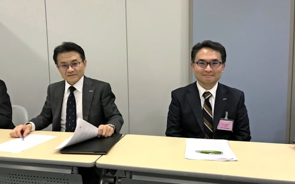 キーエンスの新社長に就く中田有取締役(右)と山本晃則社長（31日、大阪市）