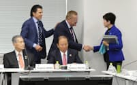 IOC調整委と大会組織委などとの会議で握手する東京都の小池百合子知事とIOCのジョン・コーツ調整委員長（奥中央）=30日、東京都中央区