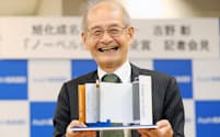 リチウムイオン電池の模型を手にする旭化成の吉野彰名誉フェロー