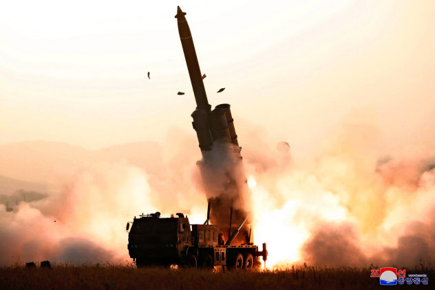 北朝鮮が10月31日に発射した「超大型多連装ロケット砲」=朝鮮中央通信・共同 北朝鮮が10月31日に発射した「超大型多連装ロケット砲」=朝鮮中央通信・共同
