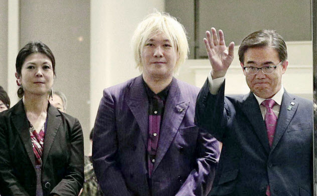 「あいちトリエンナーレ2019」が閉幕となり、来場者を見送る実行委会長の大村秀章愛知県知事(左から3人目)ら=10月14日、名古屋市=共同 「あいちトリエンナーレ2019」が閉幕となり、来場者を見送る実行委会長の大村秀章愛知県知事(左から3人目)ら=10月14日、名古屋市=共同