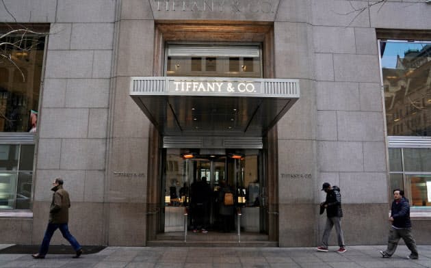 ニューヨークの５番街に旗艦店を構えるティファニーがLVMHから買収を仕掛けられている＝ロイター