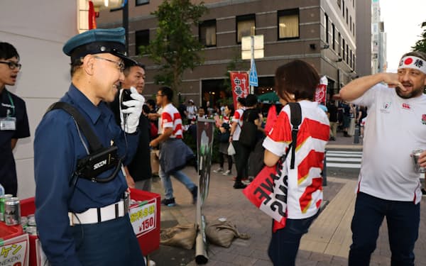 ウエアラブル端末を身に付けたセコムの警備員が会場周辺を見守る（10月13日、横浜市）