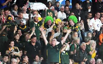 南アフリカのマピンピがトライを決め喜ぶファン(2日、横浜市の横浜国際総合競技場)