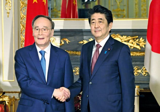 会談前に握手する安倍首相(右)と中国の王岐山国家副主席=10月23日、東京・元赤坂の迎賓館(代表撮影) 会談前に握手する安倍首相(右)と中国の王岐山国家副主席=10月23日、東京・元赤坂の迎賓館(代表撮影)