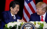 米大統領選の行方は、日本の政局にも影響する（安倍首相(左)とトランプ大統領=ロイター）