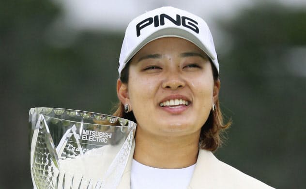 今季5勝目を挙げ、笑顔の鈴木愛=共同 今季5勝目を挙げ、笑顔の鈴木愛=共同