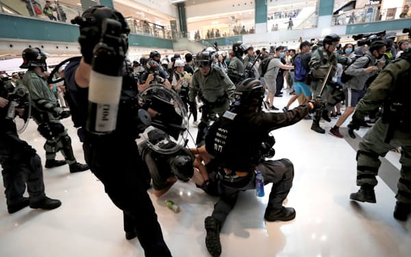 商業施設内でデモ隊と警察の衝突に発展した（3日、香港）=ロイター