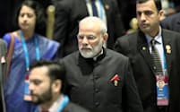 関税撤廃などで慎重な姿勢を崩さないインドのモディ首相(中)（4日、バンコク）=ロイター
