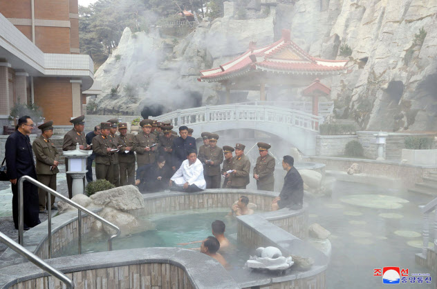 温泉観光地区の建設現場を視察する金正恩氏=朝鮮中央通信 温泉観光地区の建設現場を視察する金正恩氏=朝鮮中央通信