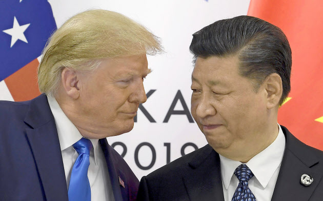 トランプ米大統領(左)と中国の習近平国家主席(6月、大阪)=AP トランプ米大統領(左)と中国の習近平国家主席(6月、大阪)=AP
