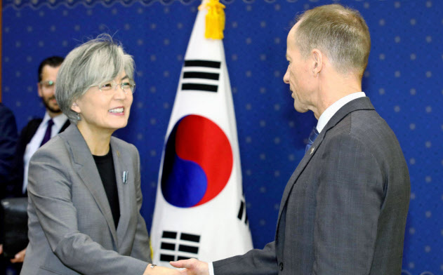 会談前に握手する韓国の康京和外相と(左)とスティルウェル米国務次官補(6日、ソウル)=聯合・共同 会談前に握手する韓国の康京和外相と(左)とスティルウェル米国務次官補(6日、ソウル)=聯合・共同