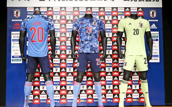 　日本サッカー協会が発表した日本代表の新ユニホーム=共同