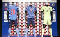 　日本サッカー協会が発表した日本代表の新ユニホーム=共同