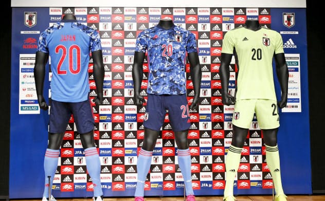 日本サッカー協会が発表した日本代表の新ユニホーム=共同 日本サッカー協会が発表した日本代表の新ユニホーム=共同