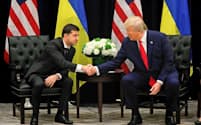 トランプ米大統領(右)は7月、ウクライナのゼレンスキー大統領にバイデン氏に関する不正調査を電話で直接要求した（写真は9月の首脳会談）=ロイター