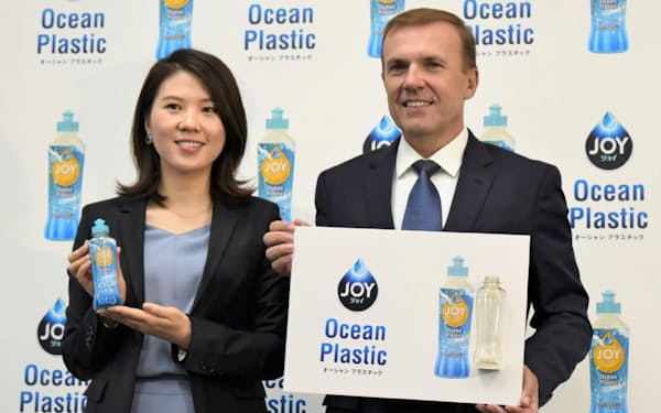 P&Gジャパンのベセラ社長は記者会見で海洋プラスチック問題の解決に意欲を示した（6日午前、東京都内）