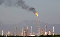 石油やガス関連株から投資撤退する「ダイベストメント」の動きが広がっている（10月、メキシコの石油関連施設）=ロイター
