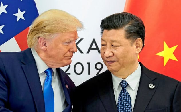 首脳会談にのぞむトランプ米大統領(左)と中国の習近平(シー・ジンピン)国家主席(6月、大阪市)=ロイター 首脳会談にのぞむトランプ米大統領(左)と中国の習近平(シー・ジンピン)国家主席(6月、大阪市)=ロイター