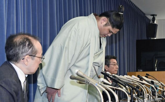 部屋の若手を殴った問題で貴ノ富士は曲折の末、引退という結果になった=共同 部屋の若手を殴った問題で貴ノ富士は曲折の末、引退という結果になった=共同