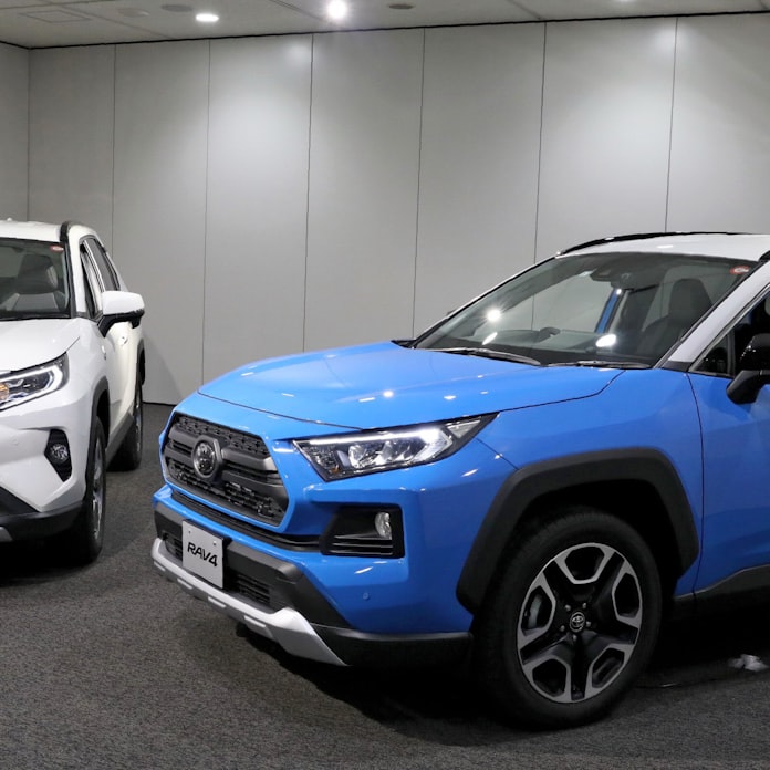 トヨタ、SUV初のPHV発売 RAV4最上級モデル: 日本経済新聞