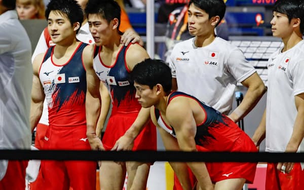 体操の世界選手権で日本男子は2大会連続の金メダルゼロに終わった=共同