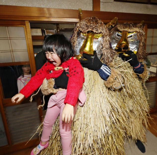 泣く子どもを抱きかかえるナマハゲ(秋田県男鹿市) 泣く子どもを抱きかかえるナマハゲ(秋田県男鹿市)