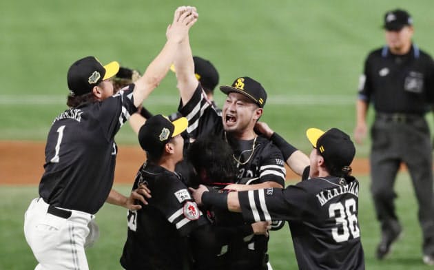 日本シリーズ3連覇を果たし、喜ぶソフトバンクナイン。パは今季まで7年連続で日本一になっている=共同 日本シリーズ3連覇を果たし、喜ぶソフトバンクナイン。パは今季まで7年連続で日本一になっている=共同