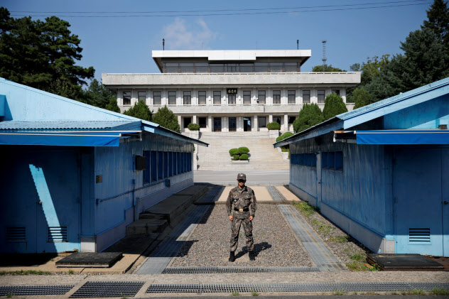 軍事境界線上の板門店で北朝鮮住民2人を追放した=ロイター 軍事境界線上の板門店で北朝鮮住民2人を追放した=ロイター