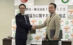 連携協定を締結した佐賀県嬉野市の村上市長(左)とTRIPLUSの秋山社長(6日、嬉野市) 連携協定を締結した佐賀県嬉野市の村上市長(左)とTRIPLUSの秋山社長(6日、嬉野市)