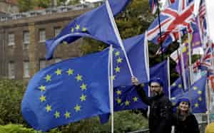 ジョンソン英首相は総選挙で政権基盤を強化しEU離脱を実現する構えだが、依然として離脱に反対する国民もいる=AP ジョンソン英首相は総選挙で政権基盤を強化しEU離脱を実現する構えだが、依然として離脱に反対する国民もいる=AP