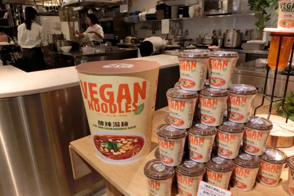 ティーズレストランが開発したビーガン対応のラーメンなどを扱う東京・銀座4丁目の「ニューディッシュ デリアンドカフェ」