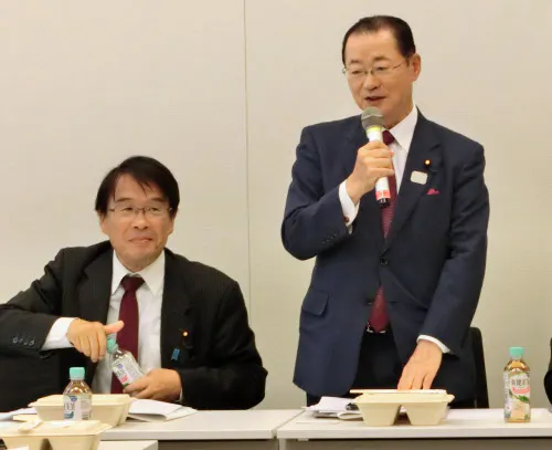 「ベジ議連」設立総会でビーガン弁当を前にあいさつする会長の河村建夫元官房長官(右)