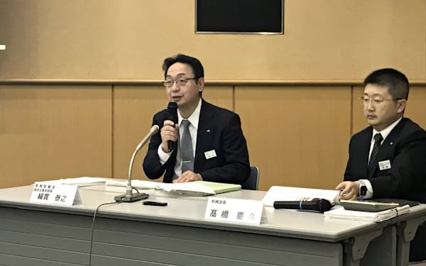 JR北海道が8日発表した2019年4～9月期の連結決算で記者会見する綿貫泰之常務(左)（札幌市の本社）