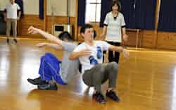 手を使わずに背中を預けて立ち上がる 手を使わずに背中を預けて立ち上がる