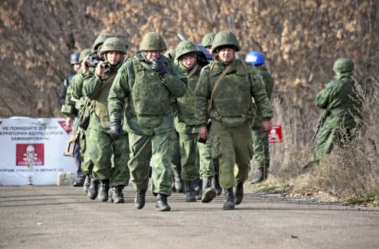 9日、ウクライナ東部紛争で兵力の引き離しを始めた親ロシア派武装勢力=AP