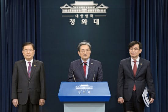 韓国大統領府の主要3幹部が記者会見した(左が鄭安保室長)=大統領府提供