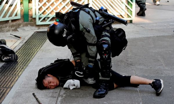 警察とデモ隊の対立が激しくなっている(10日、香港)=ロイター