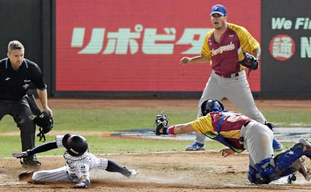 野球には見るものに思わず「アウト」「セーフ」と言わせるような気迫に満ちたクロスプレーもある(「プレミア12」の日本―ベネズエラ戦)=共同 野球には見るものに思わず「アウト」「セーフ」と言わせるような気迫に満ちたクロスプレーもある(「プレミア12」の日本―ベネズエラ戦)=共同