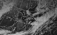 11月9日正午の気象衛星可視画像。筋状の雲が見えるが寒気がそれほど強くなく範囲は限定的だった（いずれも気象庁提供）