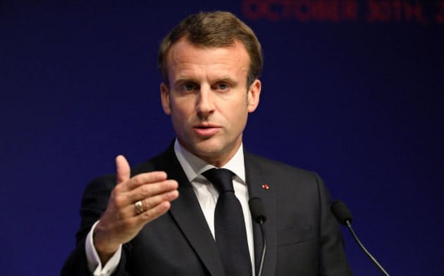 フランスのマクロン大統領は長年の同盟国、米国が欧州との関係を断とうとしているため欧州は、今こそ危機感をもって将来を見据えた取り組みを進めるべきだと訴える=ロイター フランスのマクロン大統領は長年の同盟国、米国が欧州との関係を断とうとしているため欧州は、今こそ危機感をもって将来を見据えた取り組みを進めるべきだと訴える=ロイター