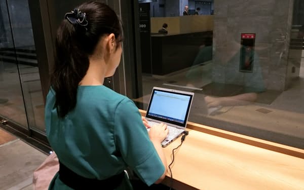 喫茶店でパソコンを開いて仕事をするビジネスパーソン（東京都新宿区）