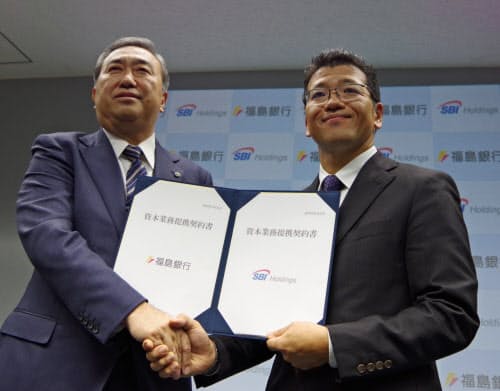 資本業務提携を発表した福島銀行の加藤容啓社長(左)とSBIホールディングスの森田俊平専務