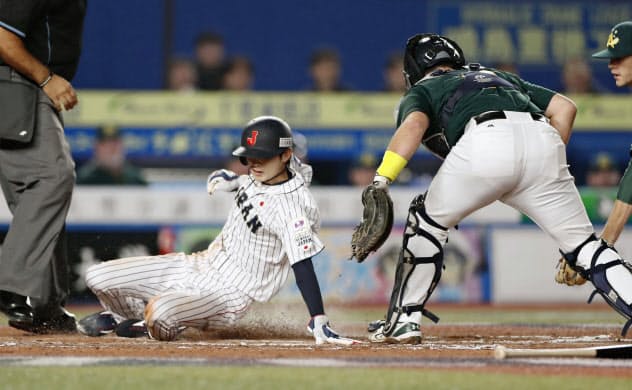 オーストラリア戦の7回、源田のバントで三走周東が同点の生還(11日、ZOZOマリン)=共同 オーストラリア戦の7回、源田のバントで三走周東が同点の生還(11日、ZOZOマリン)=共同