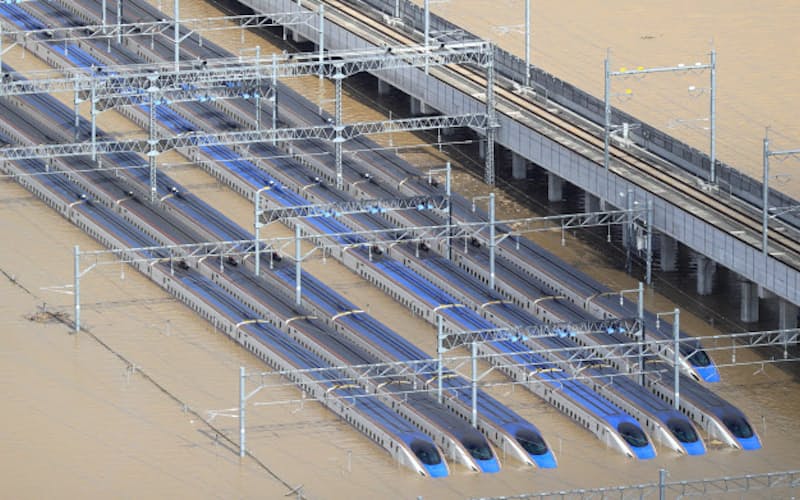 浸水した車両基地に並ぶ北陸新幹線の車両(10月13日、長野市) 浸水した車両基地に並ぶ北陸新幹線の車両(10月13日、長野市)